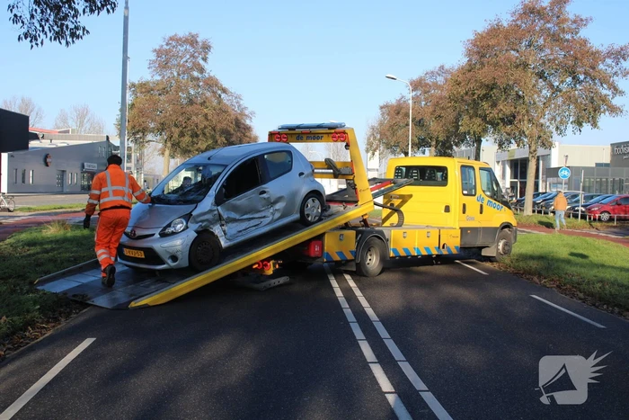 Flinke schade bij botsing tussen bestelbus en auto