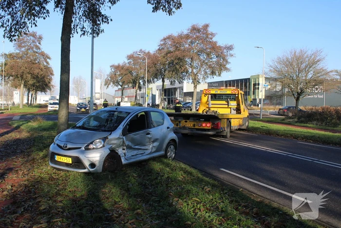 Flinke schade bij botsing tussen bestelbus en auto