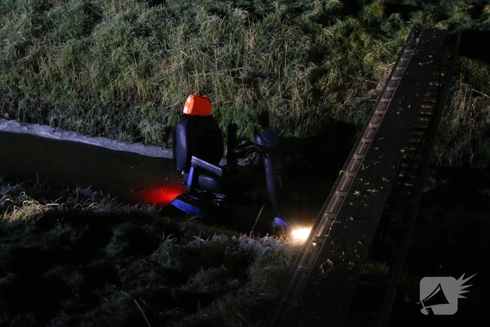 Persoon op scootmobiel raakt te water