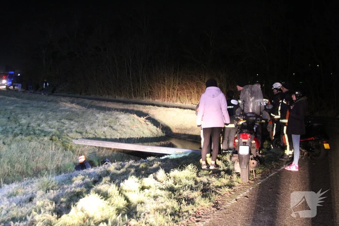 Persoon op scootmobiel raakt te water
