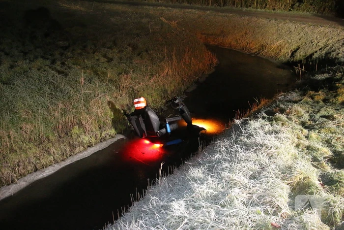 Persoon op scootmobiel raakt te water