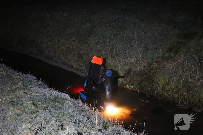 Persoon op scootmobiel raakt te water