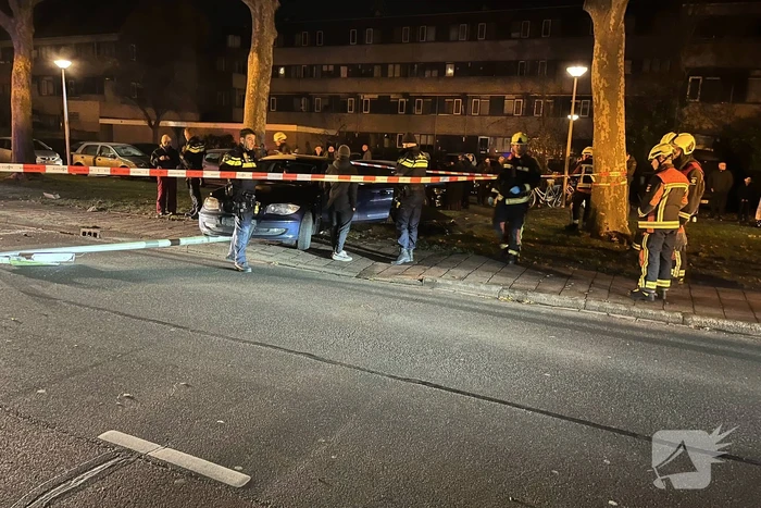 Automobilist ramt lantaarnpaal en elektriciteitskast