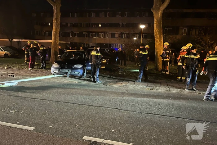Automobilist ramt lantaarnpaal en elektriciteitskast