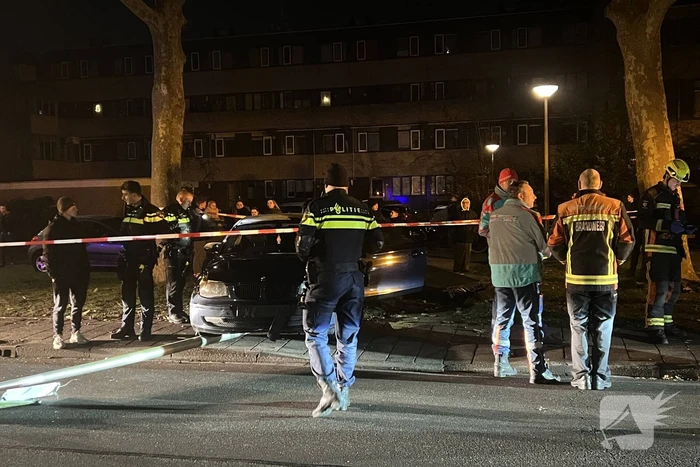 Automobilist ramt lantaarnpaal en elektriciteitskast