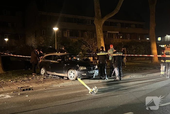 Automobilist ramt lantaarnpaal en elektriciteitskast
