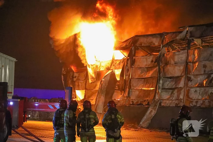Zeer grote brand bij een landbouwmechanisatiebedrijf