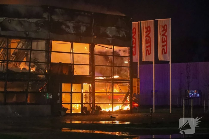 Zeer grote brand bij een landbouwmechanisatiebedrijf