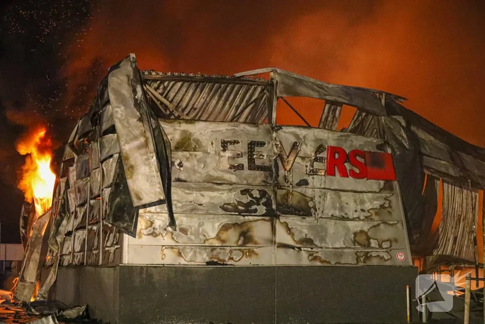 Zeer grote brand bij een landbouwmechanisatiebedrijf