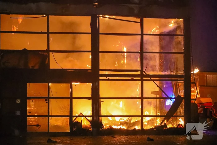 Zeer grote brand bij een landbouwmechanisatiebedrijf