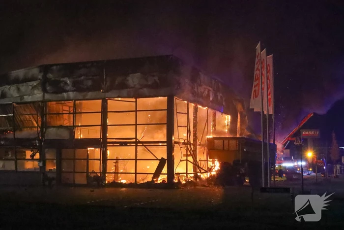 Zeer grote brand bij een landbouwmechanisatiebedrijf