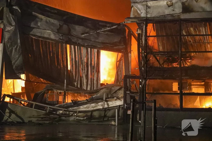 Zeer grote brand bij een landbouwmechanisatiebedrijf