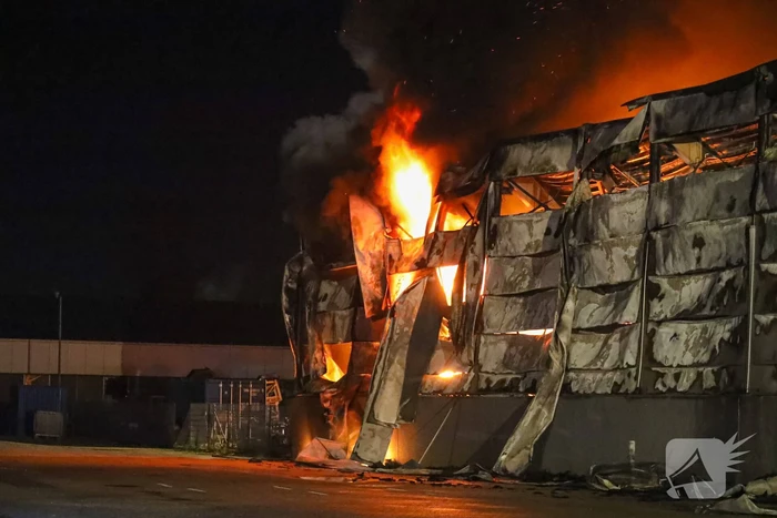 Zeer grote brand bij een landbouwmechanisatiebedrijf