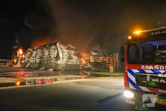 Zeer grote brand bij een landbouwmechanisatiebedrijf