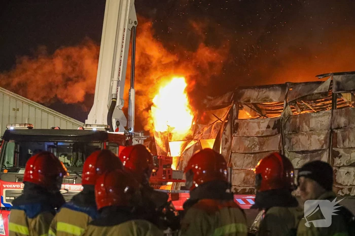 Zeer grote brand bij een landbouwmechanisatiebedrijf