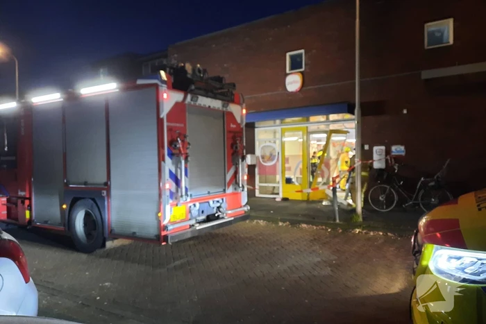 Automobilist rijdt schoolgebouw binnen