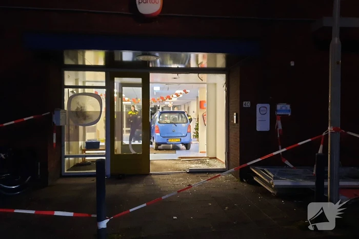 Automobilist rijdt schoolgebouw binnen