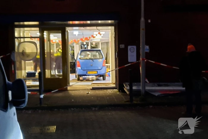 Automobilist rijdt schoolgebouw binnen
