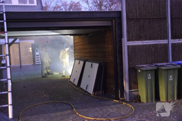 Brandweer blust brand in buitenkeuken