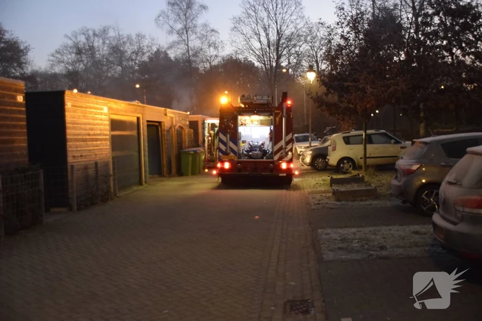 Brandweer blust brand in buitenkeuken