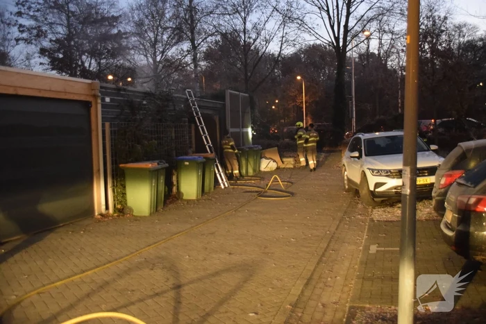 Brandweer blust brand in buitenkeuken