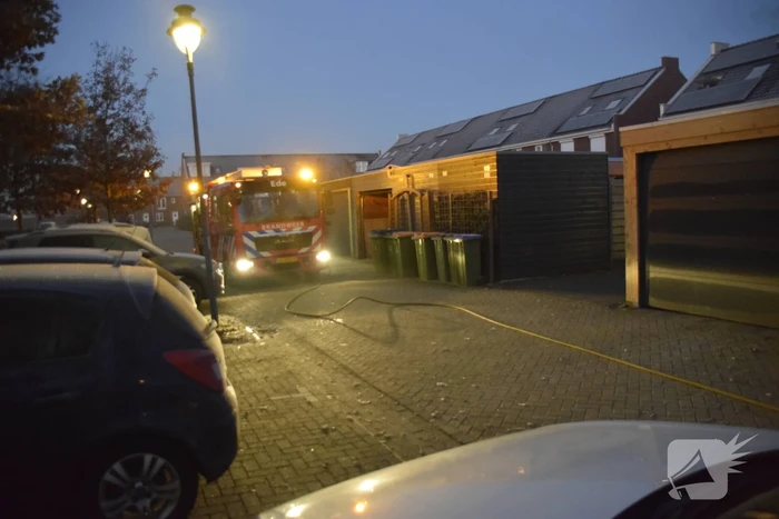 Brandweer blust brand in buitenkeuken