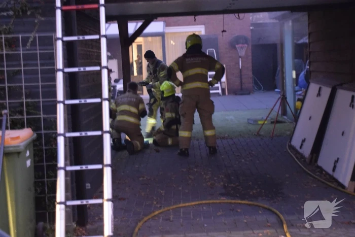 Brandweer blust brand in buitenkeuken