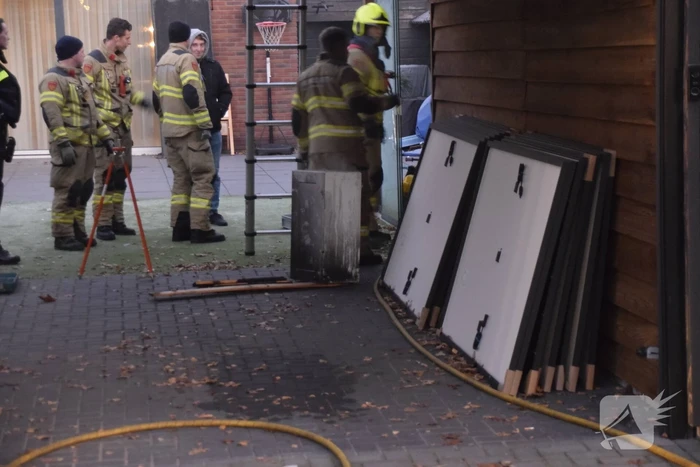 Brandweer blust brand in buitenkeuken