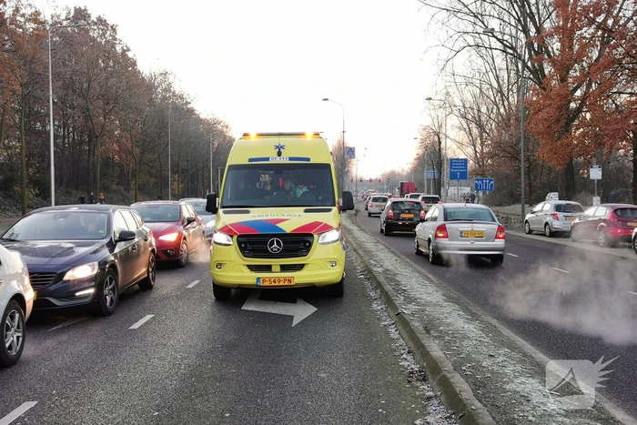 Fietsster gewond bij botsing met auto