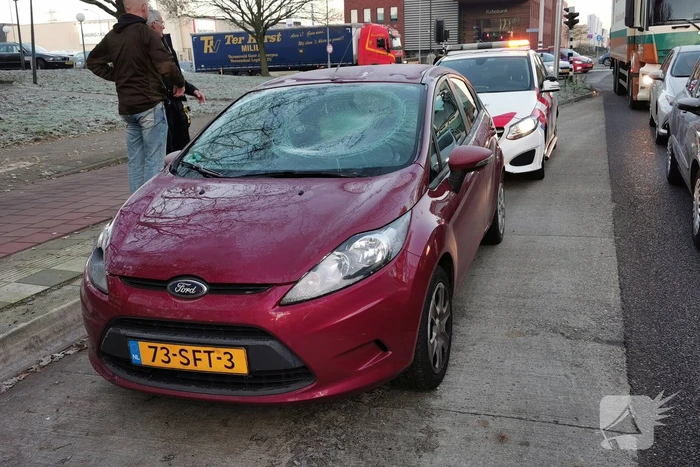 Fietsster gewond bij botsing met auto