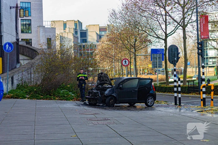 Auto vliegt al rijdend in brand