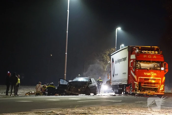 Personenauto en vrachtwagen frontaal in botsing