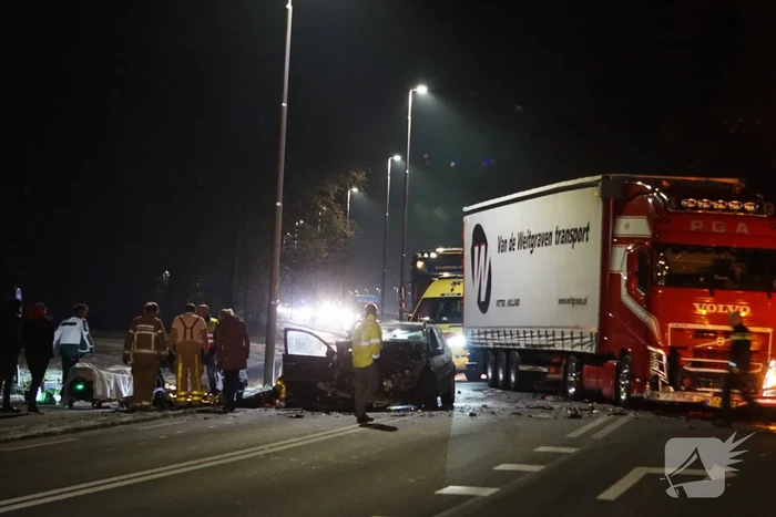Personenauto en vrachtwagen frontaal in botsing