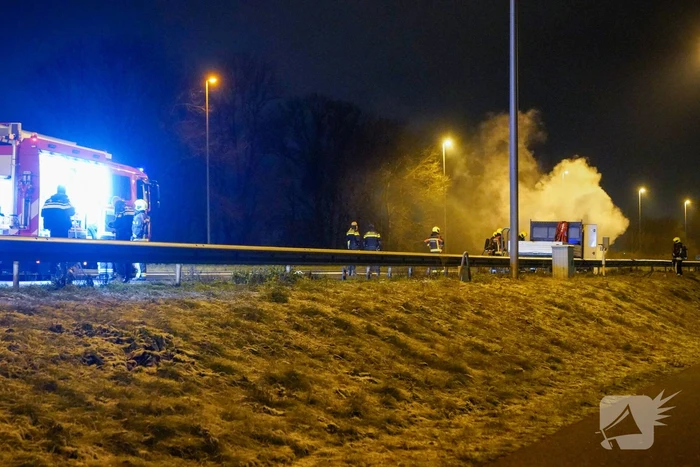 Bestelwagen vliegt spontaan in brand