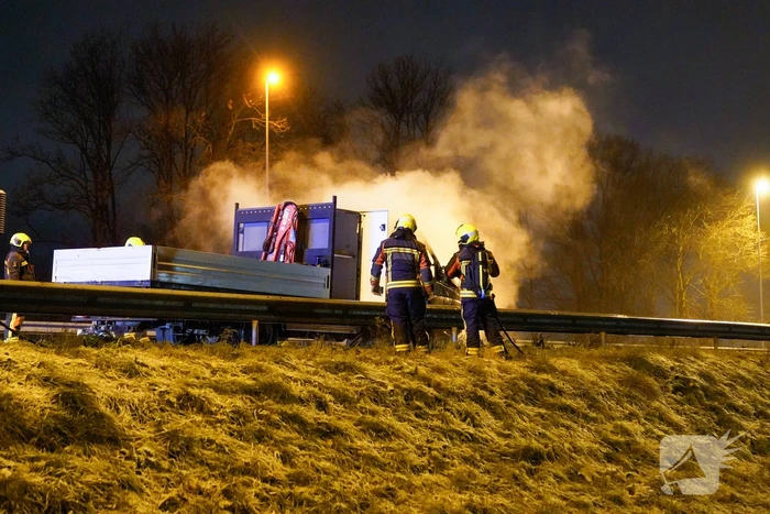 Bestelwagen vliegt spontaan in brand