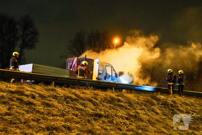 Bestelwagen vliegt spontaan in brand