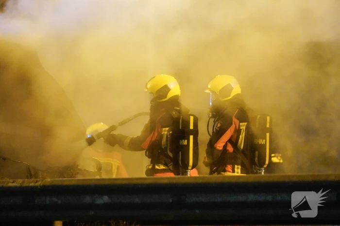 Bestelwagen vliegt spontaan in brand