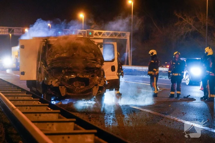 Bestelwagen vliegt spontaan in brand