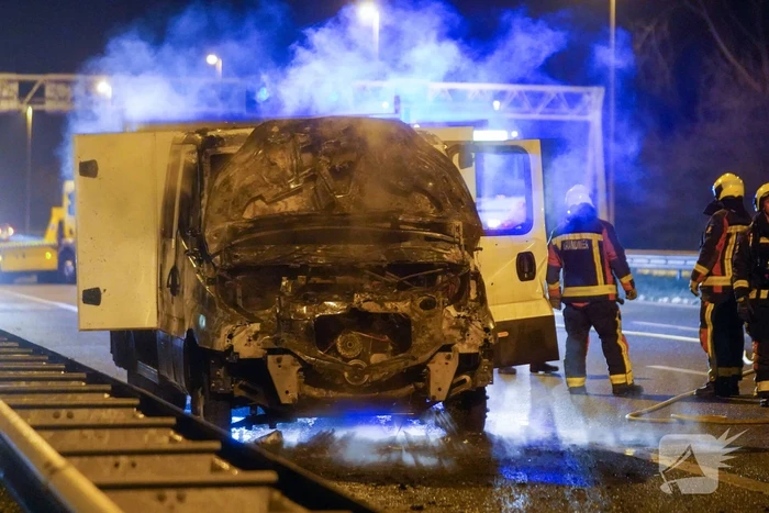 Bestelwagen vliegt spontaan in brand