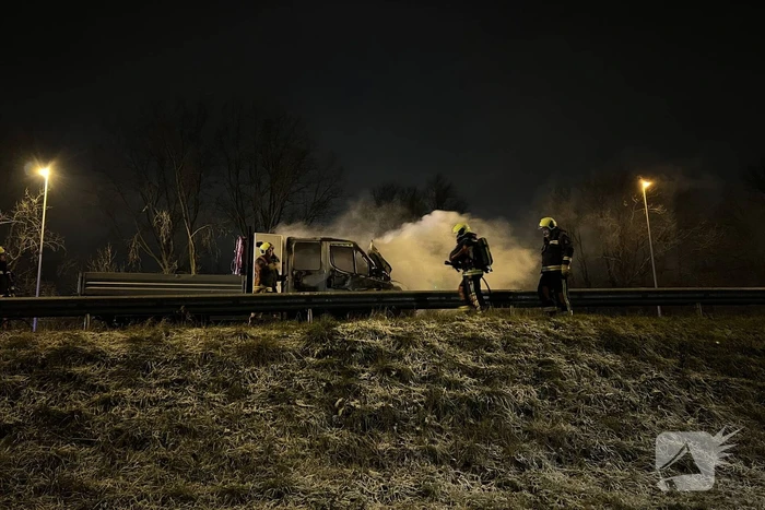 Bestelwagen vliegt spontaan in brand