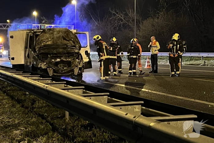 Bestelwagen vliegt spontaan in brand