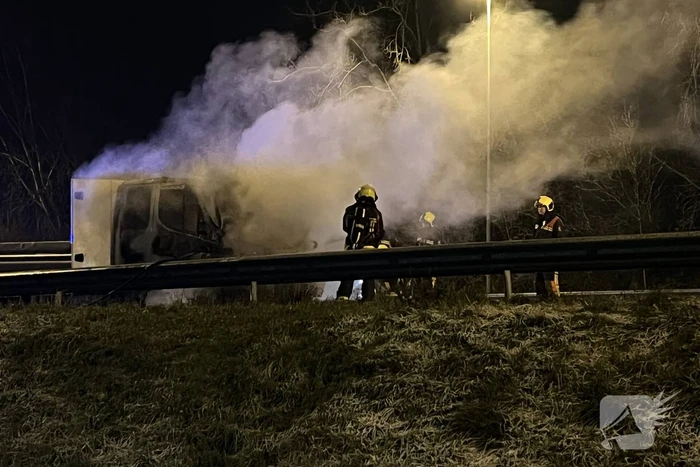 Bestelwagen vliegt spontaan in brand