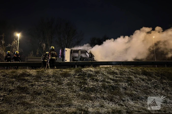 Bestelwagen vliegt spontaan in brand