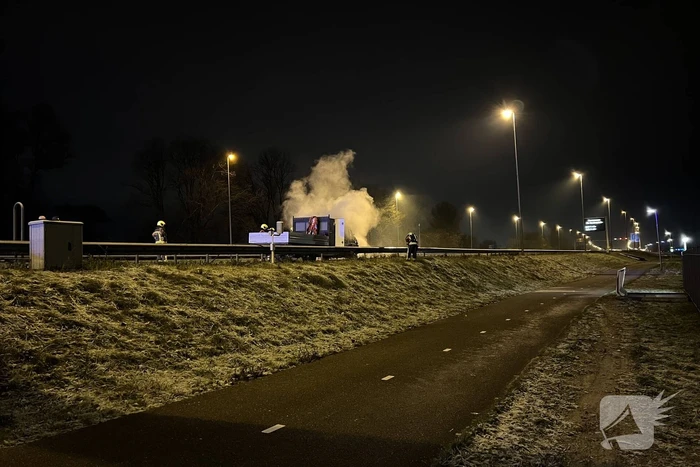 Bestelwagen vliegt spontaan in brand