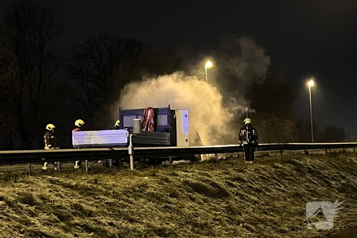 Bestelwagen vliegt spontaan in brand