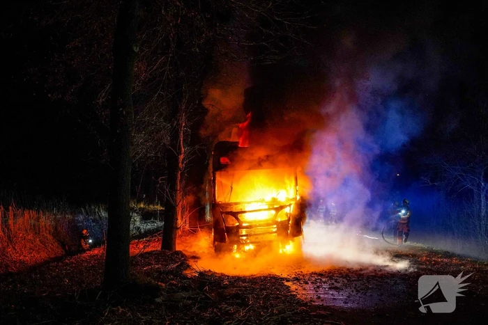 Vrachtwagen in lichterlaaie bij truckerscafe