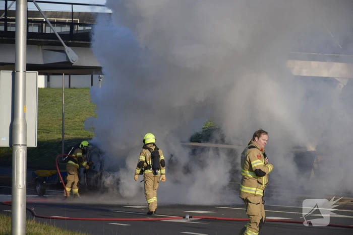 Bestelbus met aanhanger volledig in brand