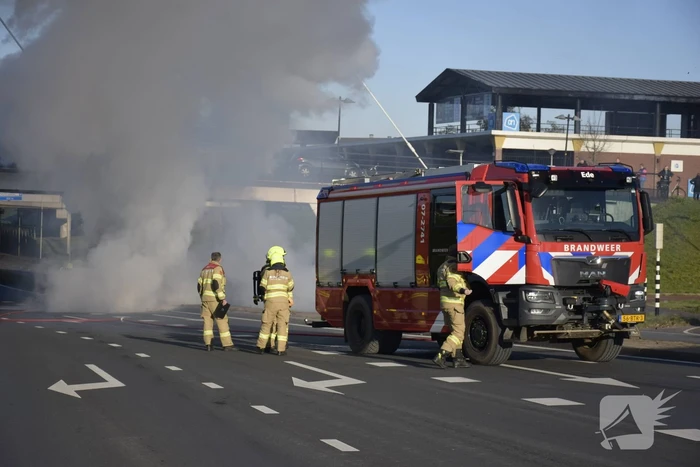 Bestelbus met aanhanger volledig in brand