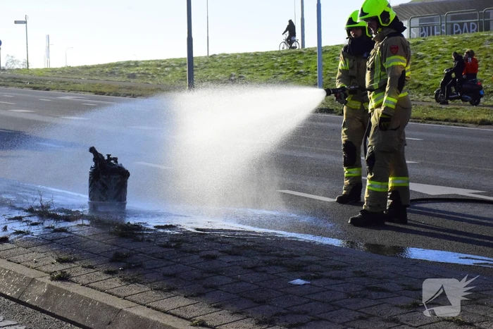 Bestelbus met aanhanger volledig in brand