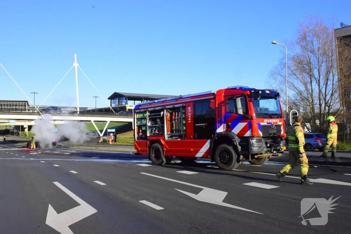 Bestelbus met aanhanger volledig in brand